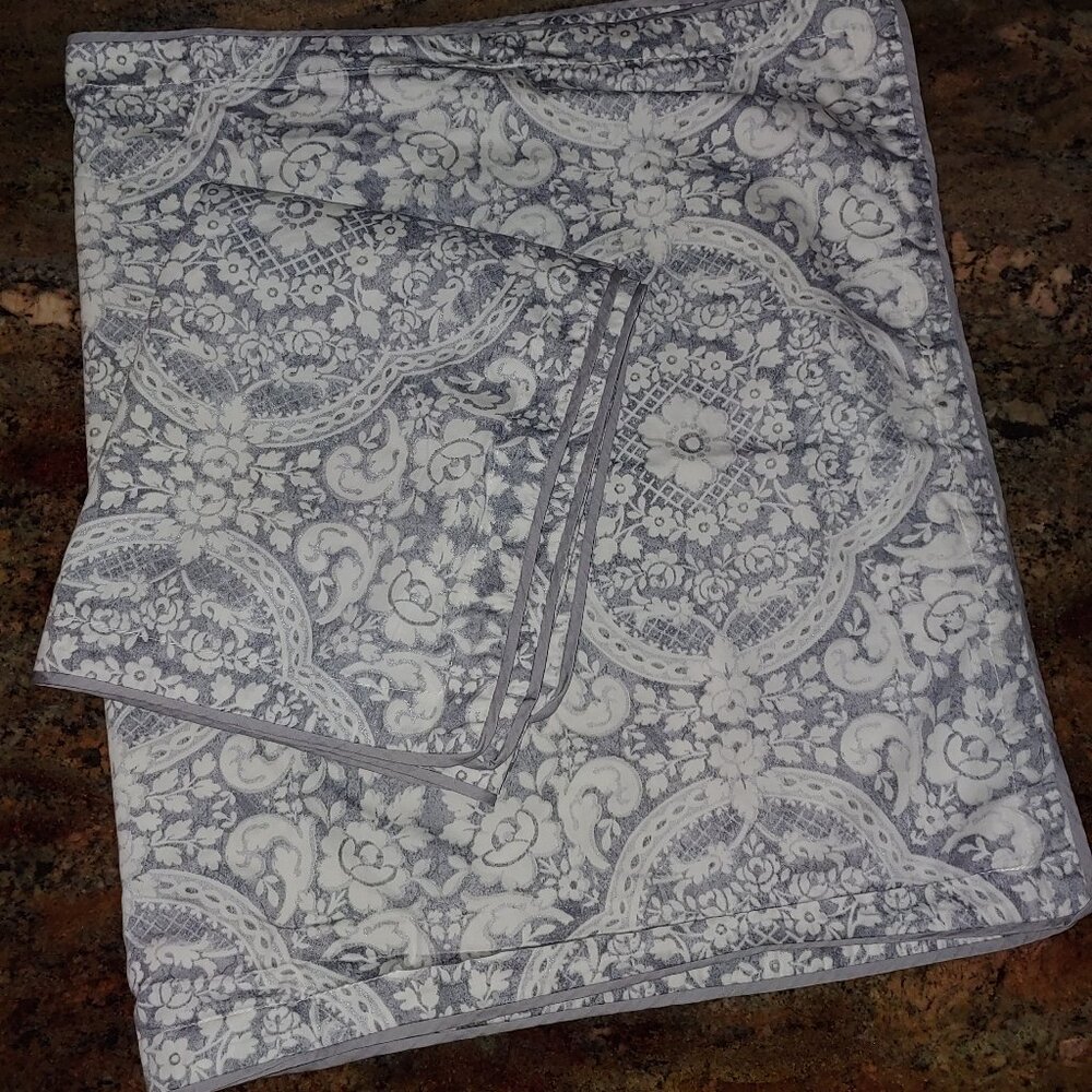 2 Tahari Home Gray Silver Damask Floral Medallion Pillow Shams 36x20